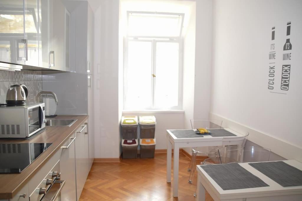 Residence Montanelli Trieste Exteriör bild